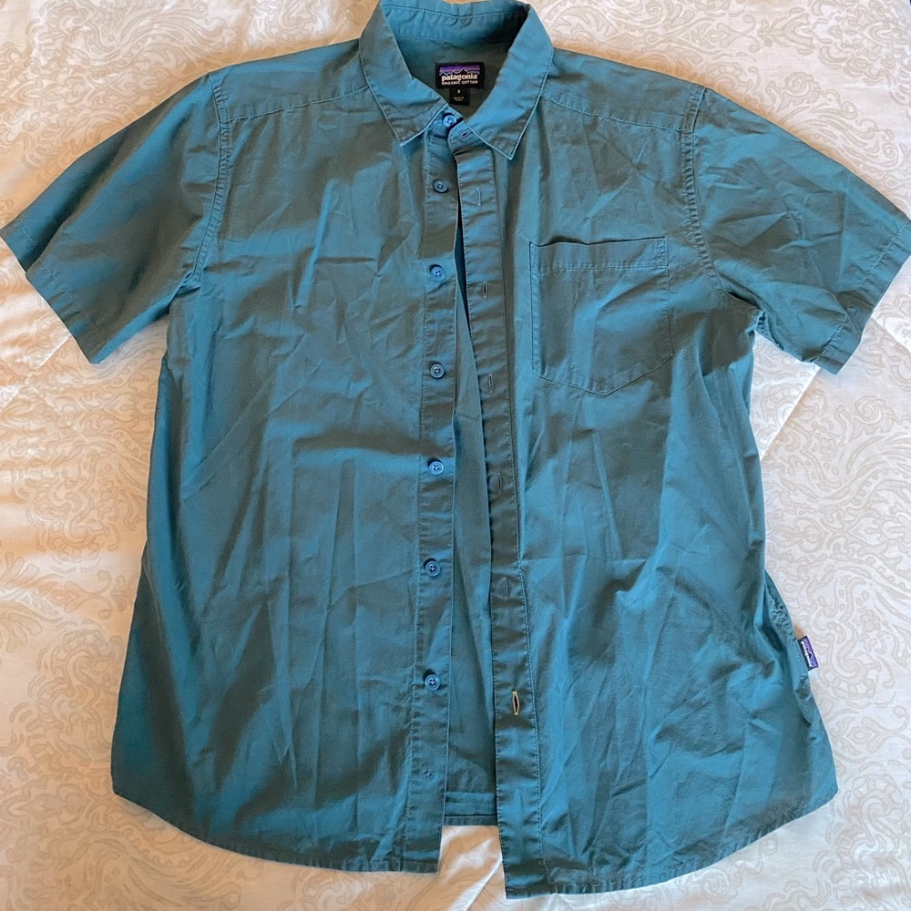 Like-new Men’s Patagonia button-down shirt - beautiful color!